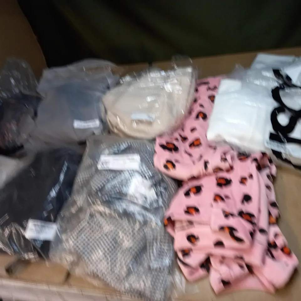 LOT OF APPROX 20 ASSORTED CLOTHING ITEMS VARYING IN SIZE/COLOUR/STYLE TO INCLUDE: TROUSERS, DRESSES, JUMPERS