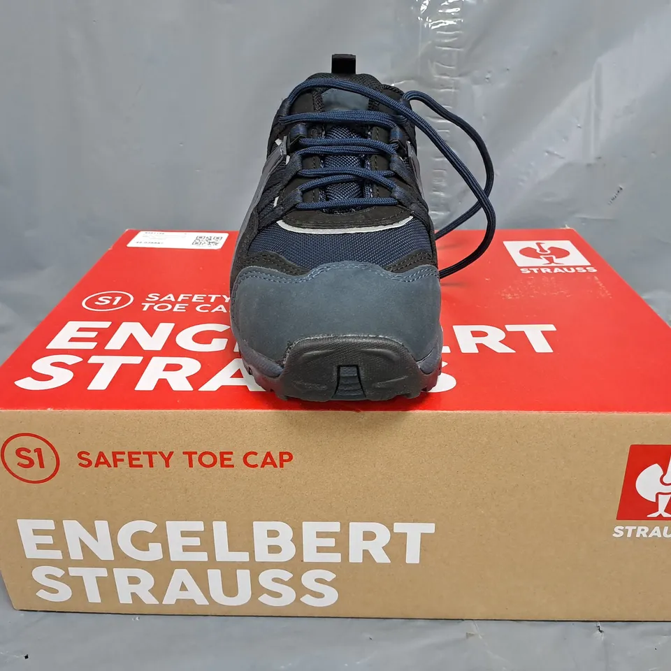 BOXED PAIR OF STRAUSS SAFETY TOE CAP SHOES IN BLACK/NAVY SIZE UK 6