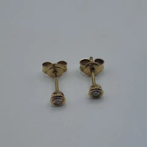 18CT YELLOW GOLD RUB OVER STUD EARRINGS SET WITH NATURAL DIAMONDS