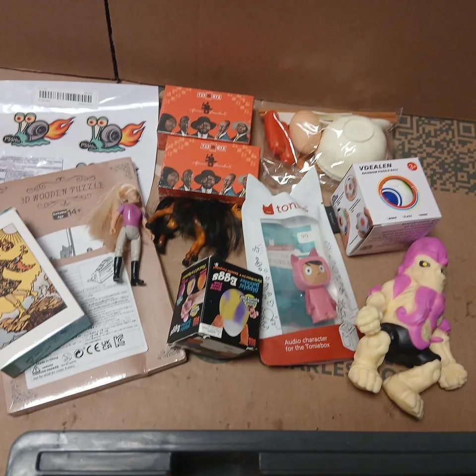 LARGE QUANTITY OF ASSORTED TOYS AND ACCESSORIES TO INCLUDE; TONIES AUDIO CHARACTER, VDEALEN RAINBOW PUZZLE BALL, 3D WOODEN PUZZLE AND DIZZIN DAZZLER EGGS