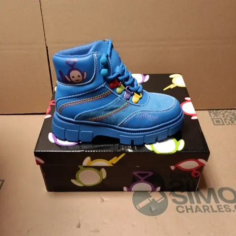 BOXED PAIR OF KOI HOME HILL TELETUBBIES KIDZ BOOTS IN BLUE - UK KIDS SIZE 11