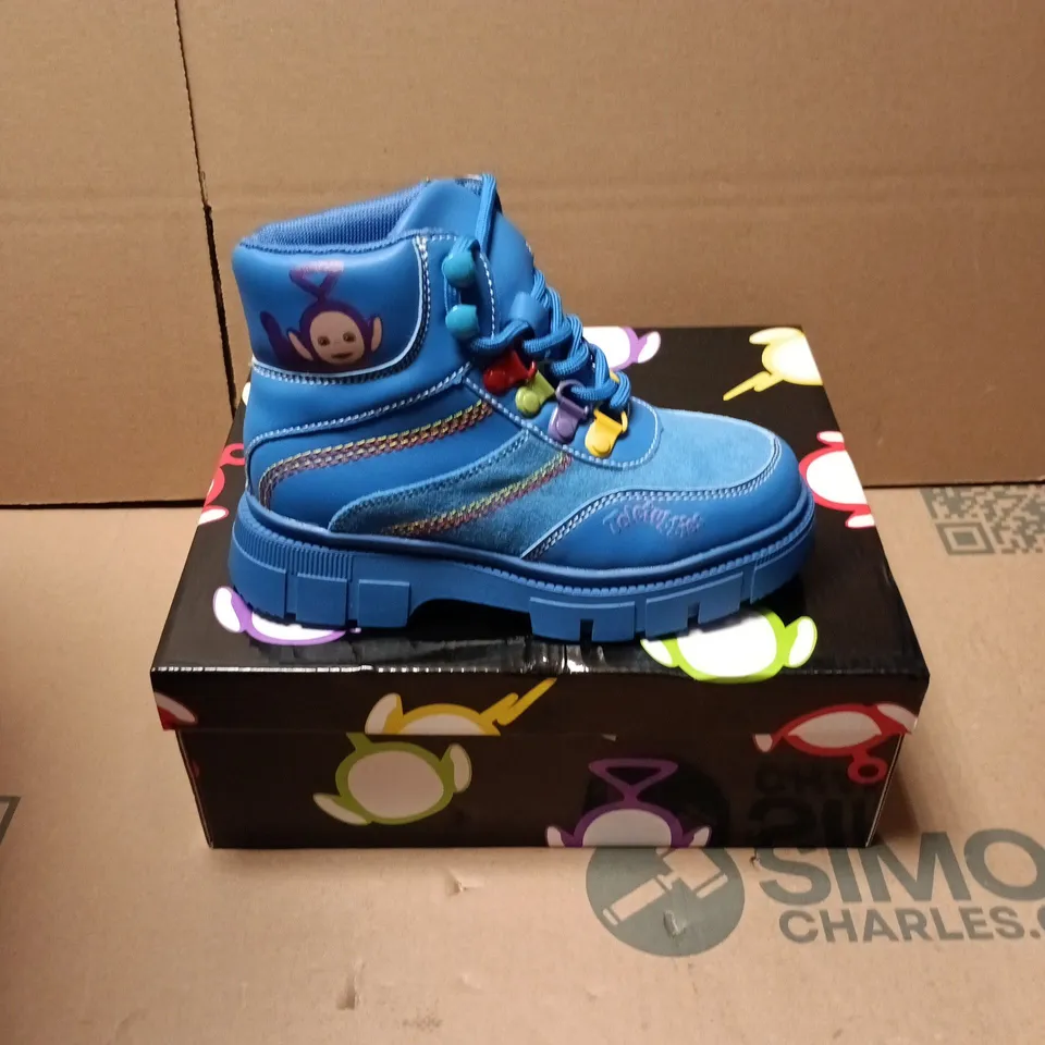 BOXED PAIR OF KOI HOME HILL TELETUBBIES KIDZ BOOTS IN BLUE - UK KIDS SIZE 10