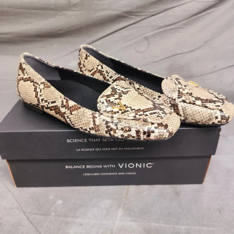 VIONIC SNAKESKIN PRINT LOAFERS – 7
