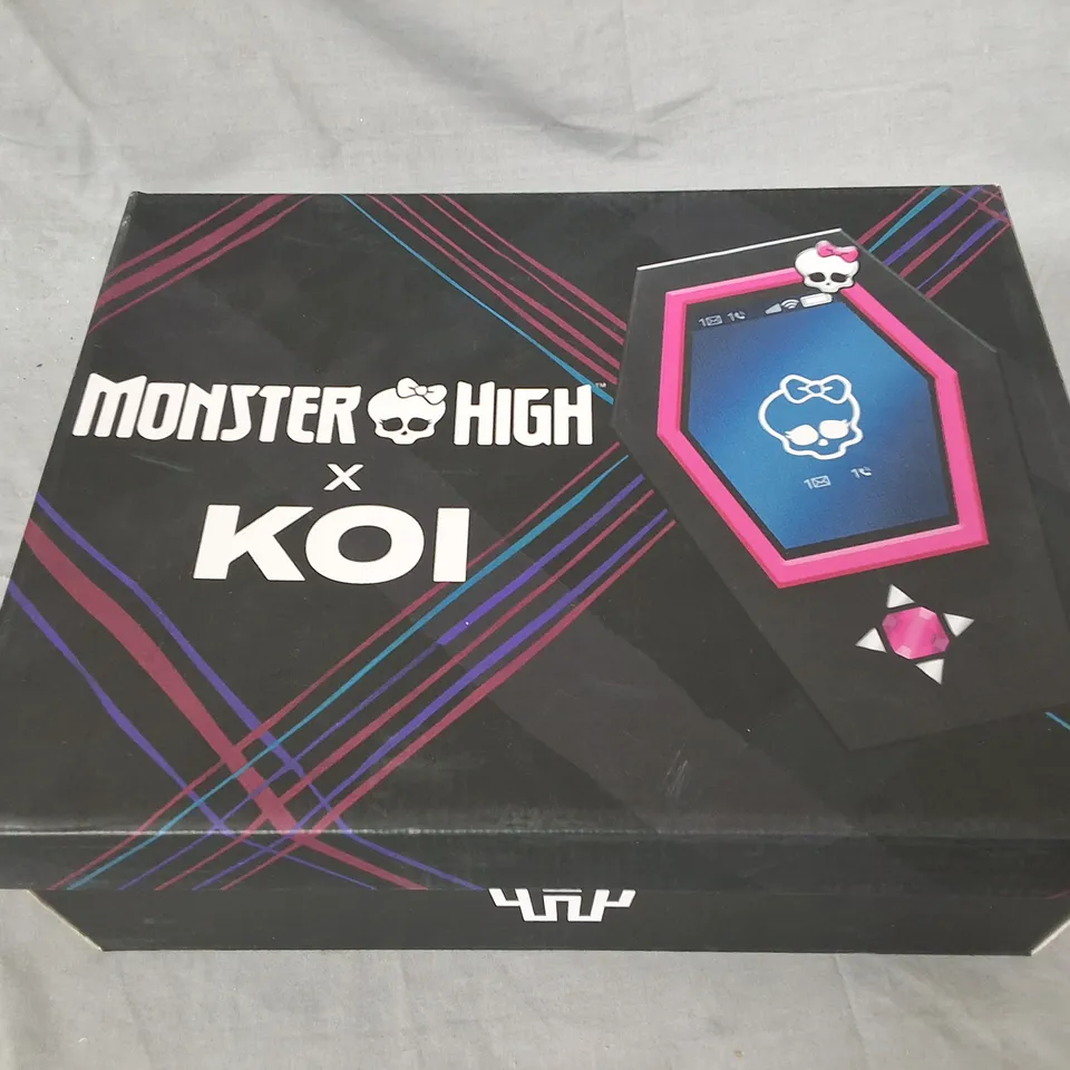 BOXED KOI MONSTER HIGH OH MY RA BEJEWELLED CHUNKY TRAINERS - UK 4