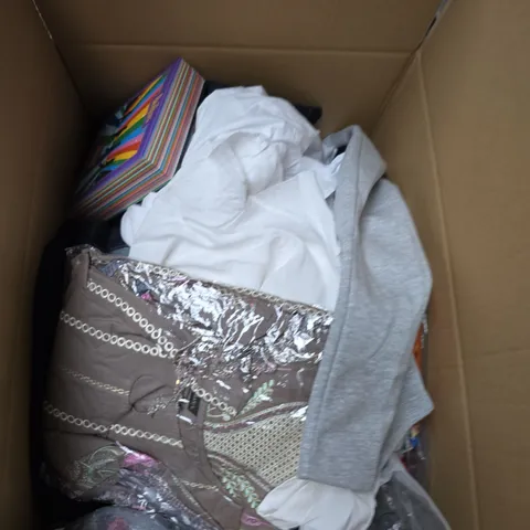 APPROX 20 ASSORTED CLOTHING ITEMS TO INCLUDE T-SHIRTS, DRESSES, SHORTS ETC