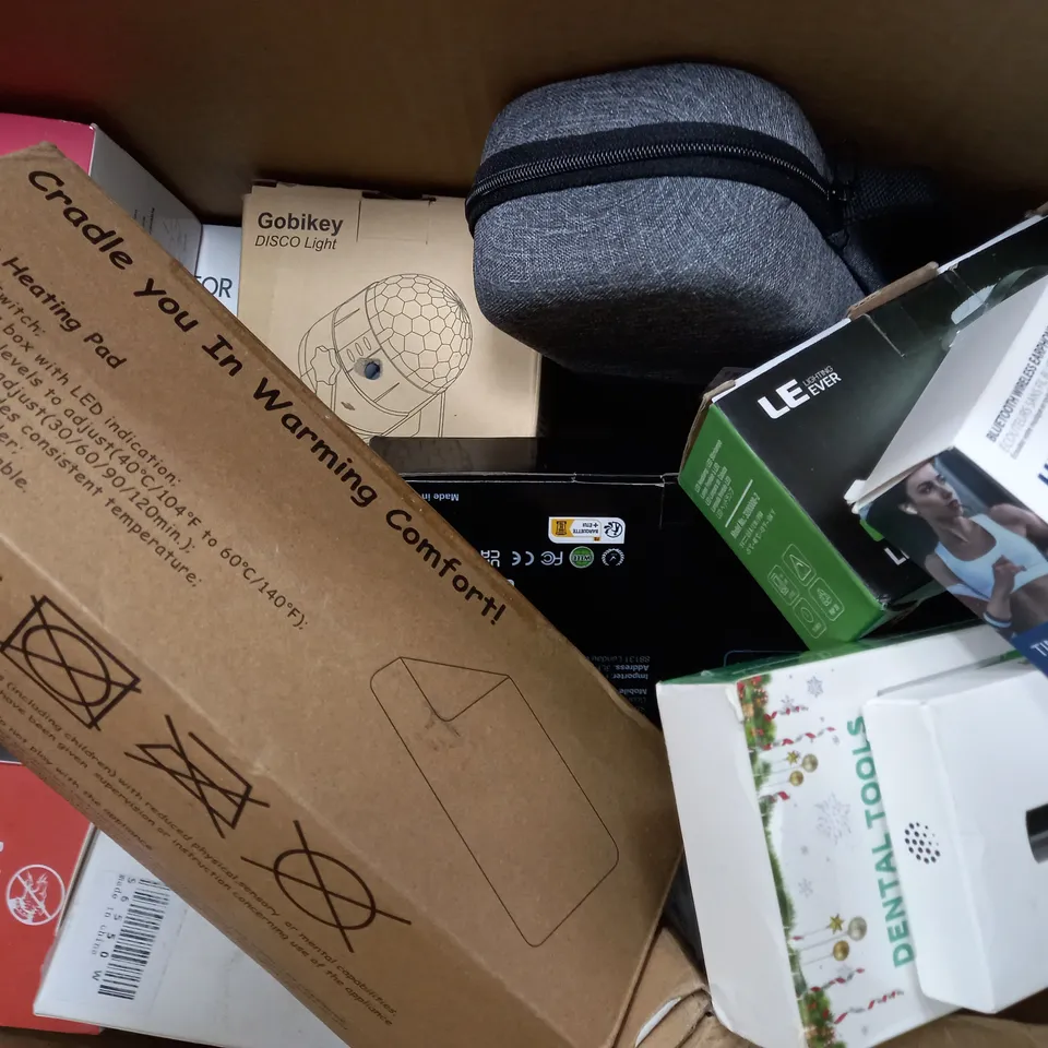 APPROXIMATELY 20 ASSORTED ITEMS TO INCLUDE ADDAMS FAMILY WEDNESDAY MINIATURE TOY FIGURE, VINTAGE T9 TRIMMER, EMS MUSCLE SIMULATOR, HEADREST MOUNT ETC. 