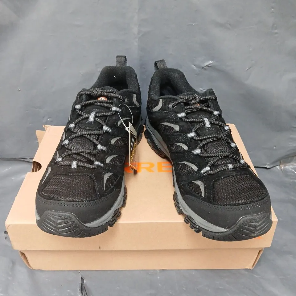 BOXED PAIR OF MERRELL MOAB 3 GTX TRAINERS - 10.5