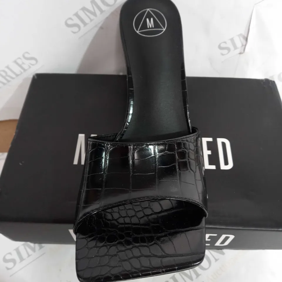 BOXED MISSGUIDED SQUARE TOE LOW HEEL TEXTUREED SHOES, BLACK - SIZE 7