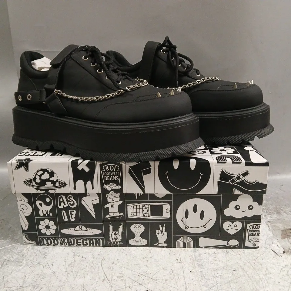 BOXED PAIR OF KOI RETROGRADE REBEL MEN'S BLACK PLATFORM SHOES IN BLACK SIZE UK 9