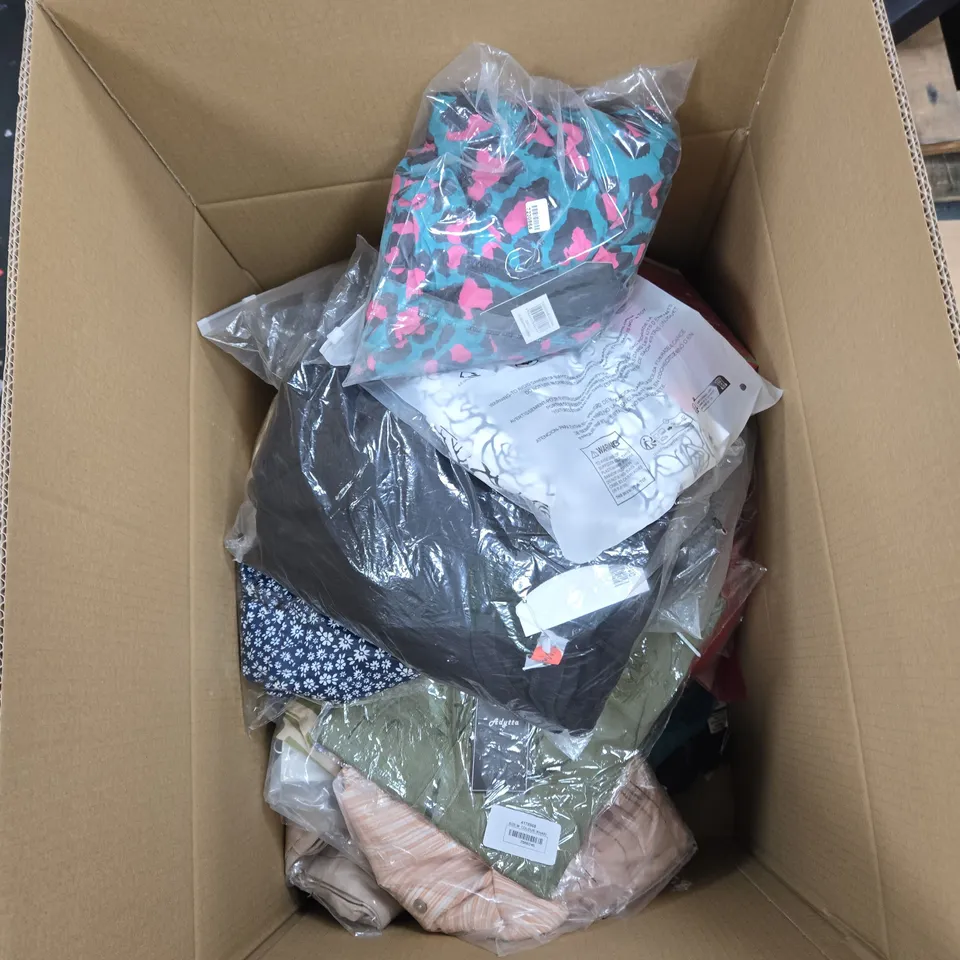 BOX OF APPROXIMATELY 25 ASSORTED CLOTHING ITEMS TO INCLUDE: LA MAREY FLUFFY JACKET 