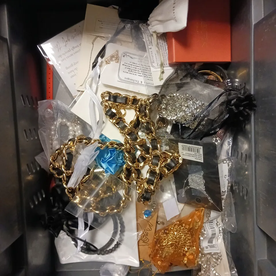 APPROXIMATELY 20 ASSORTED JEWELLERY ITEMS TO INCLUDE EARRINGS, BRACELETS, NECKLACES ETC	
