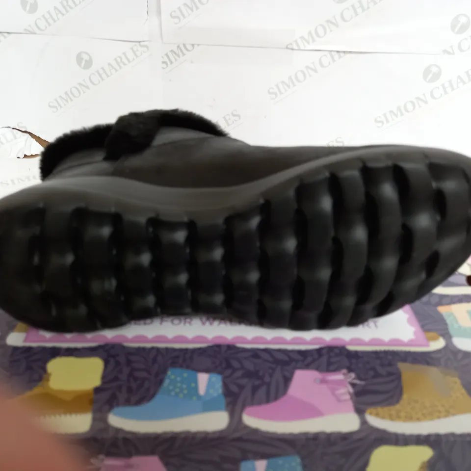 SKETCHERS GO WALK BOOTS IN BLACK SIZE 10