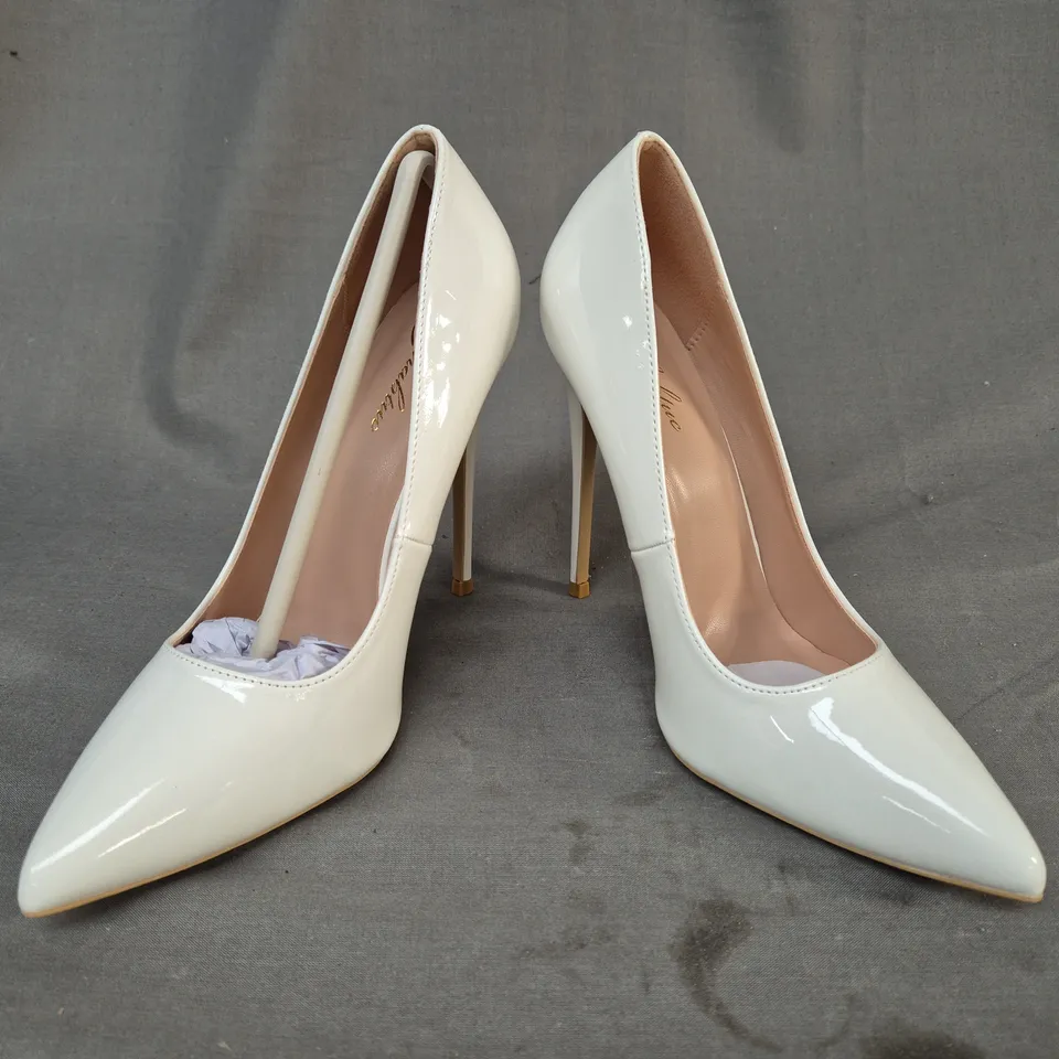 BOXED PAIR OF ZHABTUC POINTED TOE HIGH HEEL SHOES IN WHITE UK SIZE 5