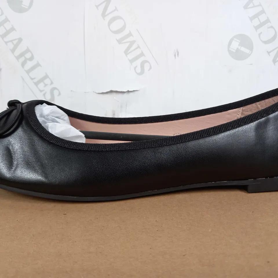 BOXED PAIR OF FASHION THIRSTY BALLERINAS (BLACK), SIZE 9 UK