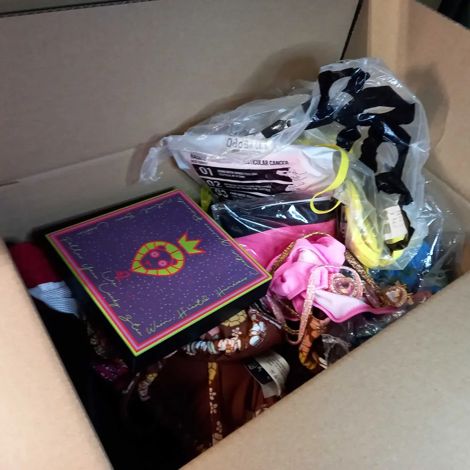 LOT OF APPROX. 15 ASSORTED CLOTHING ACCESSORIES IN VARYING SIZES/COLOURS/STYLES TO INCLUDE: HATS, SWIMWEAR, BAGS