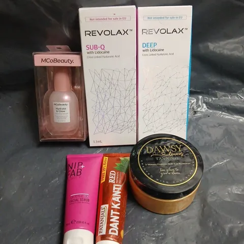 APPROXIMATELY 15 ASSORTED HEALTH & BEAUTY PRODUCTS TO INCLUDE FACIAL SCRUB, TOOTHPASTE, EXFOLIATING GLOVES ETC 