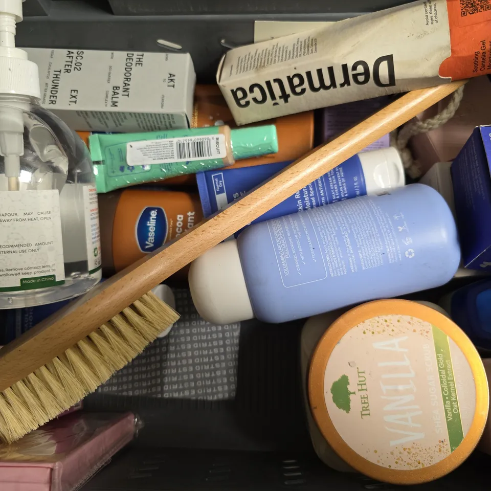 APPROXIMATELY 12 ASSORTED COSMETIC PRODUCTS TO INCLUDE HAIR GURU, TROPIC, BIODERMA, ETC