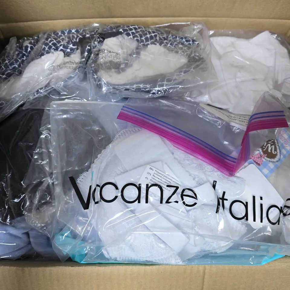 APPROXIMATELY 20 ASSORTED CLOTHING ITEMS IN VARIOUS COLOURS, SIZES, AND STYLES TO INCLUDE BRANDS SUCH AS FERAUD PARIS, LINGADORE BEACH, CYBERJAMMIES, ETC