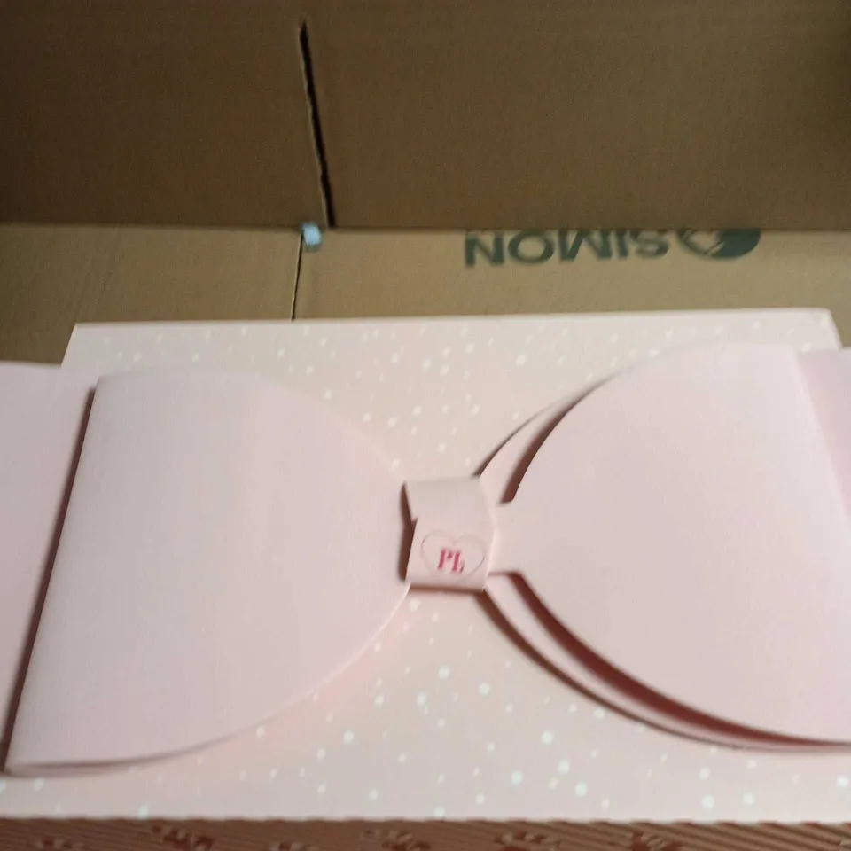 PLOUISE BATH AND BODY GIFT BOX TO INCLUDE WATER SPRAY, RICH CREAM AND MAKE UP BRUSHES