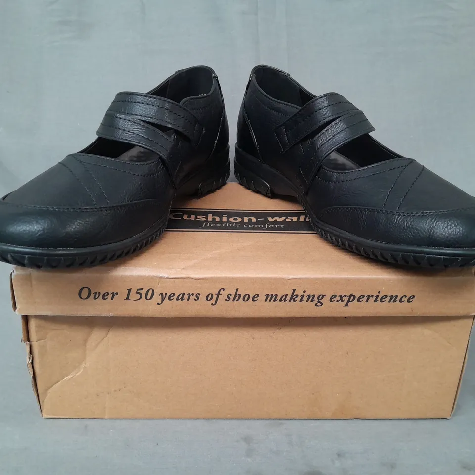 BOXED PAIR OF CUSHION-WALK SHOES IN BLACK SIZE 7