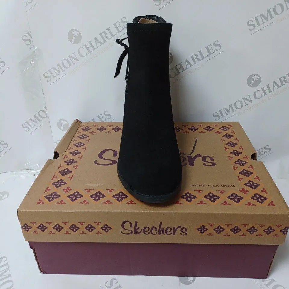 BOXED PAIR OF SKECHERS TAXI ZIPPER BOOTS UK SIZE 5