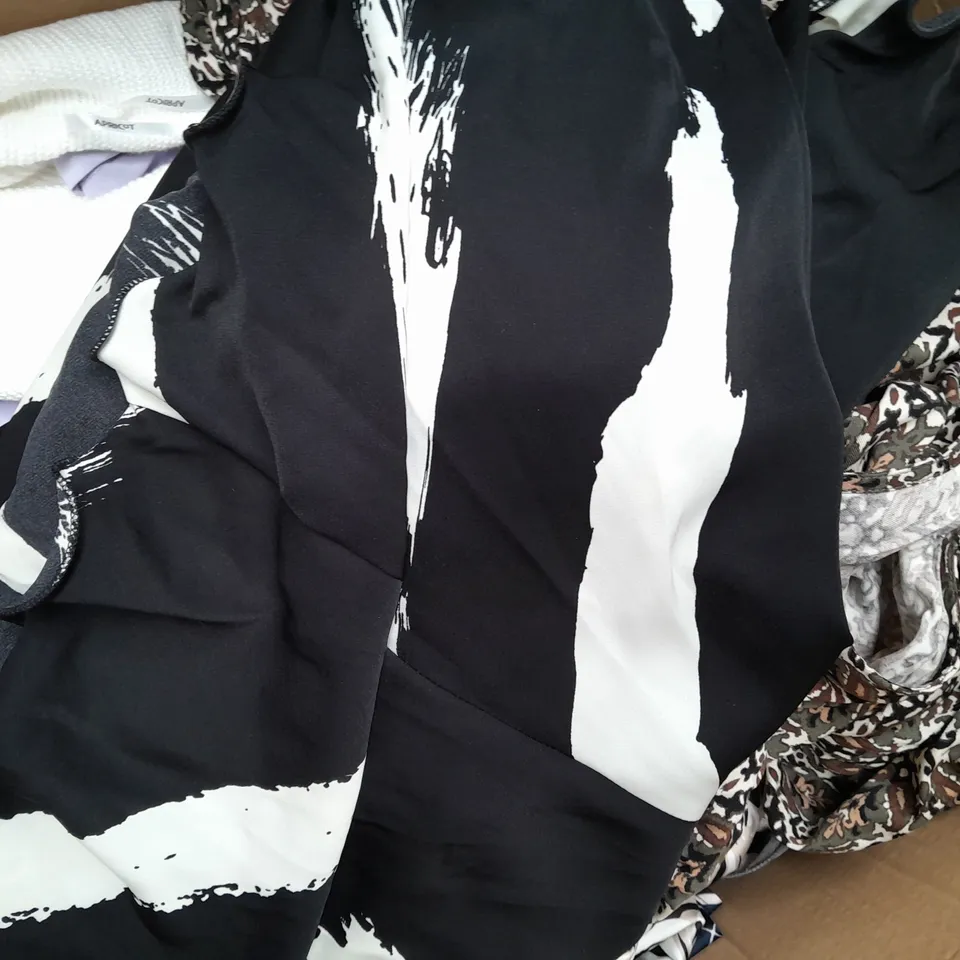 BOX OF APPROXIMATELY 15 ASSORTED CLOTHING AND FASHION ITEMS IN VARIOUS STYLES AND SIZES TO INCLUDE KIM & CO, RUTH LANGSFORD, APRICOT, ETC - COLLECTION ONLY