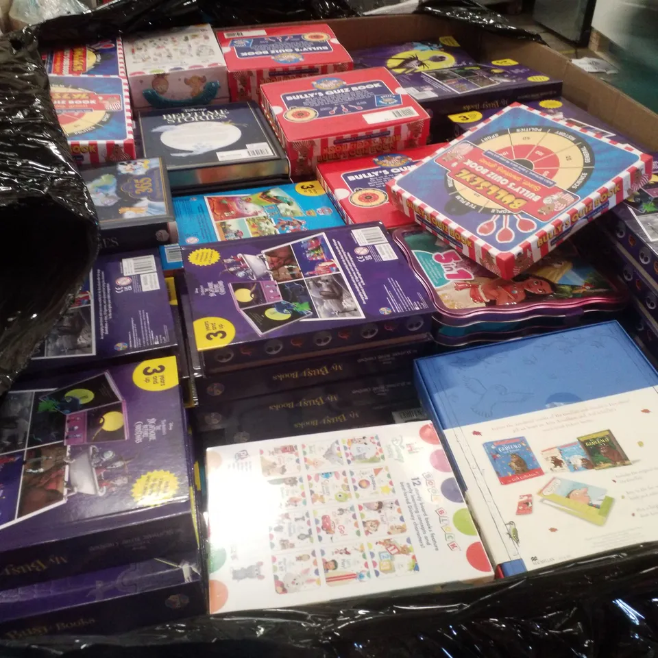 PALLET CONTAINING ASSORTED CHILDRENS ACTIVITY BOOKS/SETS INCLUDING DISNEY BEDTIME STORIES, BULLSEYE BULLY'S QUIZ BOOK, THE GRUFFALO AND FRIENDS GIFT COLLECTION, PEPPA PIG TATTLE TALES & PAW PATROL BUS