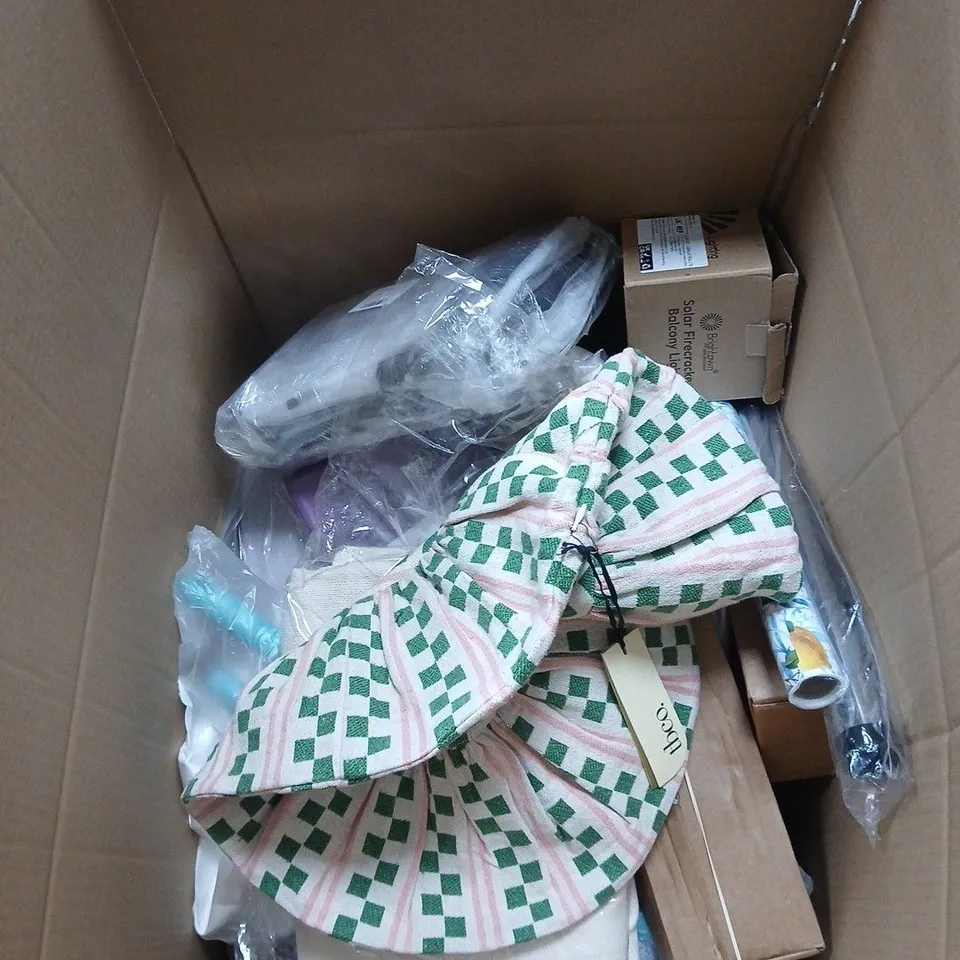 BOX OF APPROXIMATELY 15 ASSORTED HOUSEHOLD INCLUDING COTTON CUSHION COVER AND SOLAR FIRECRACKER BALCONY LIGHTS