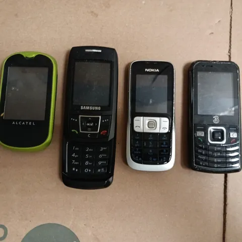 APPROXIMATELY 10 ASSORTED OLD MOBILE PHONES TO INCLUDE SAMSUNG, NOKIA, ALCATEL, ETC