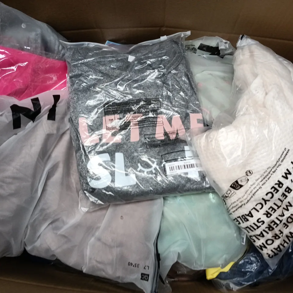 APPROXIMATELY 35 ASSORTED CLOTHING ITEMS IN VARIOUS SIZES, STYLES & COLOURS TO INCLUDE JEANS, TOPS, DRESSES, ETC - COLLECTION ONLY