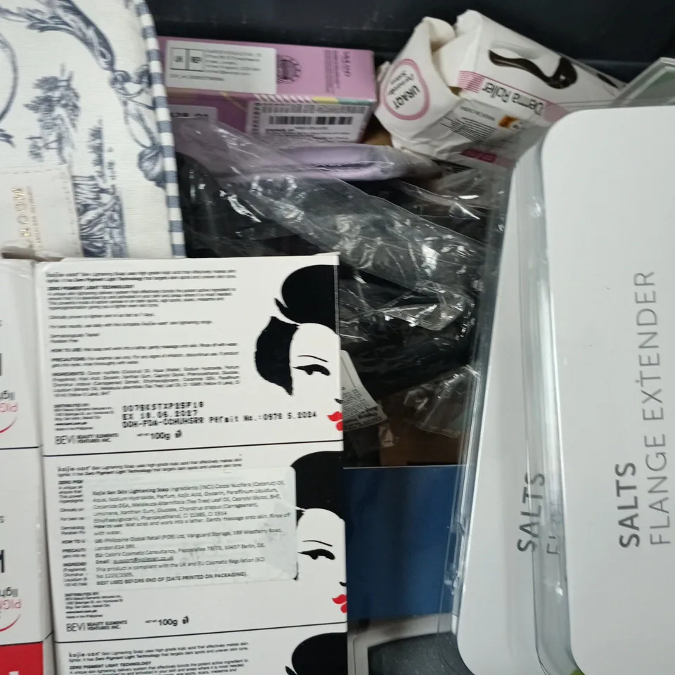 APPROXIMATELY 12 ASSORTED COSMETIC ITEMS TO INCLUDE LADY SHAVER, SAVILAND, ETC - COLLECTION ONLY