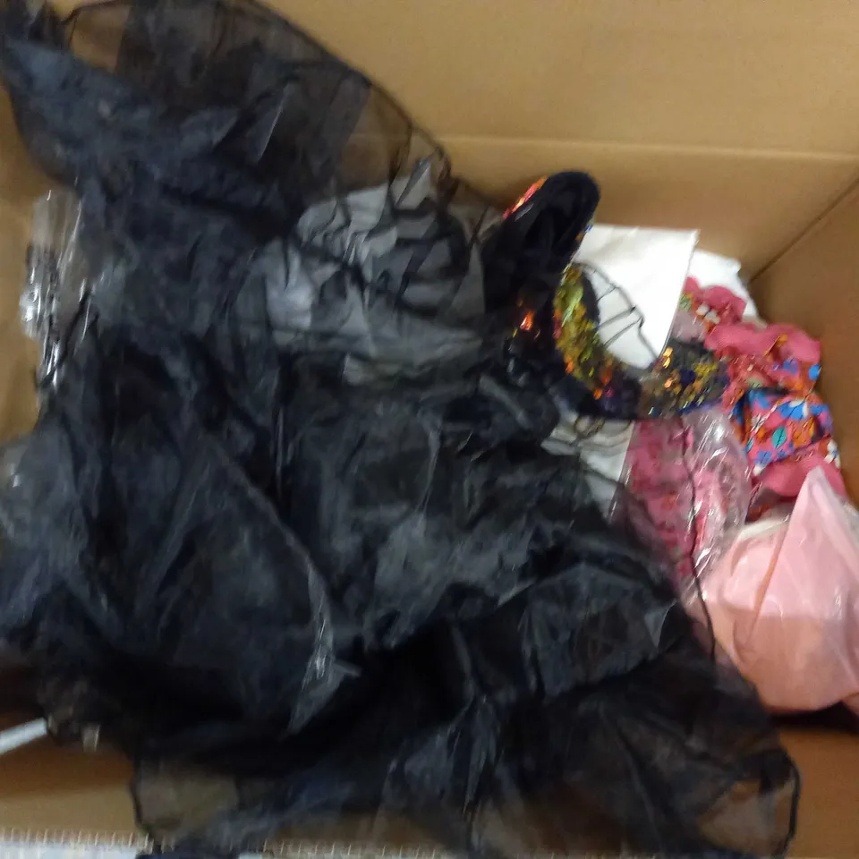 LARGE QUANTITY OF CLOTHING ITEMS TO INCLUDE DRESSES, SWEATERS, JEANS, T-SHIRTS, ETC