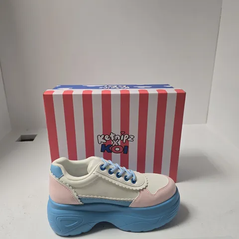BOXED KETNIPZ X KOI PLATFORM SNEAKERS – WHITE/PINK/BLUE - US 8