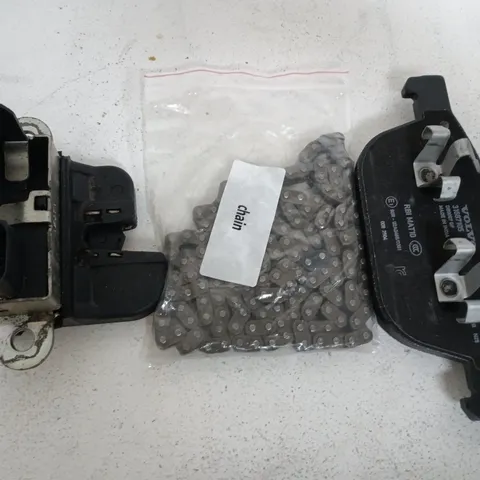 BOX OF ASSORTED CAR ITEMS TO INCLUDE - BIKE CHAINS - DOOR LOCK - DISK BRAKE PAD 