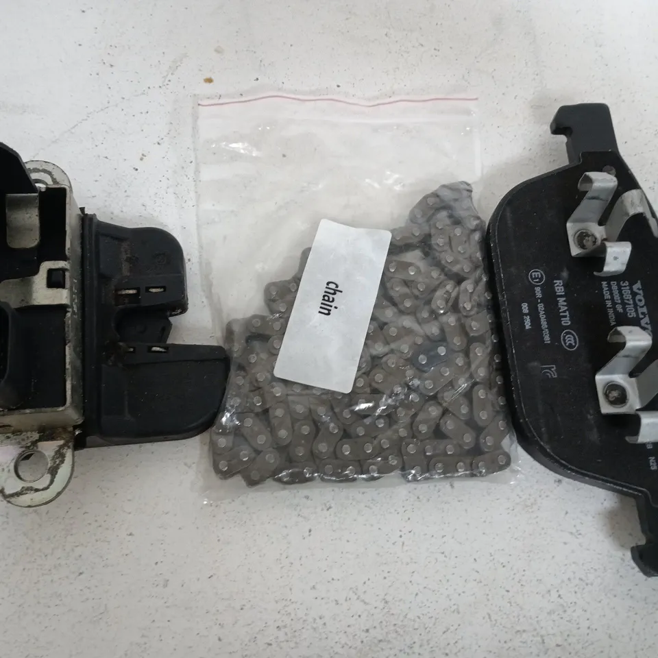 BOX OF ASSORTED CAR ITEMS TO INCLUDE - BIKE CHAINS - DOOR LOCK - DISK BRAKE PAD