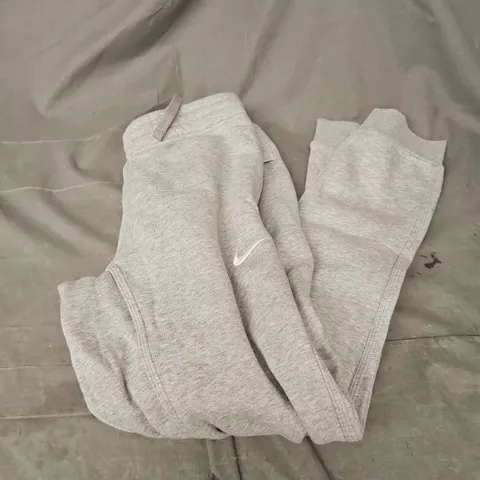 NIKE STANDARD FIT TAPER LEG JOGGERS IN GREY SIZE S