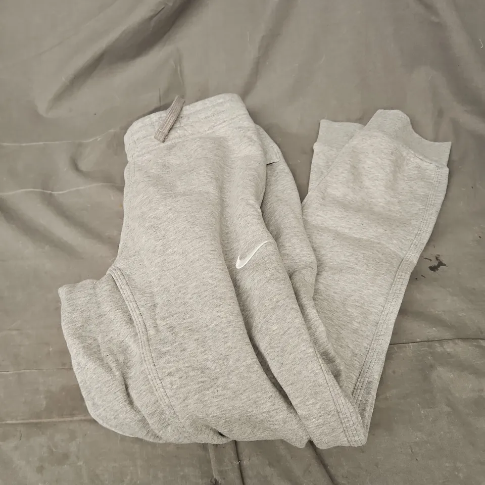 NIKE STANDARD FIT TAPER LEG JOGGERS IN GREY SIZE S