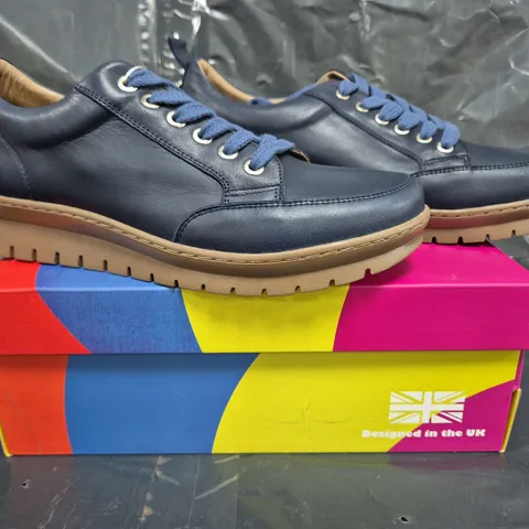 BOXED PAIR OF ADESSO LACE UP SHOES IN NAVY SIZE 7