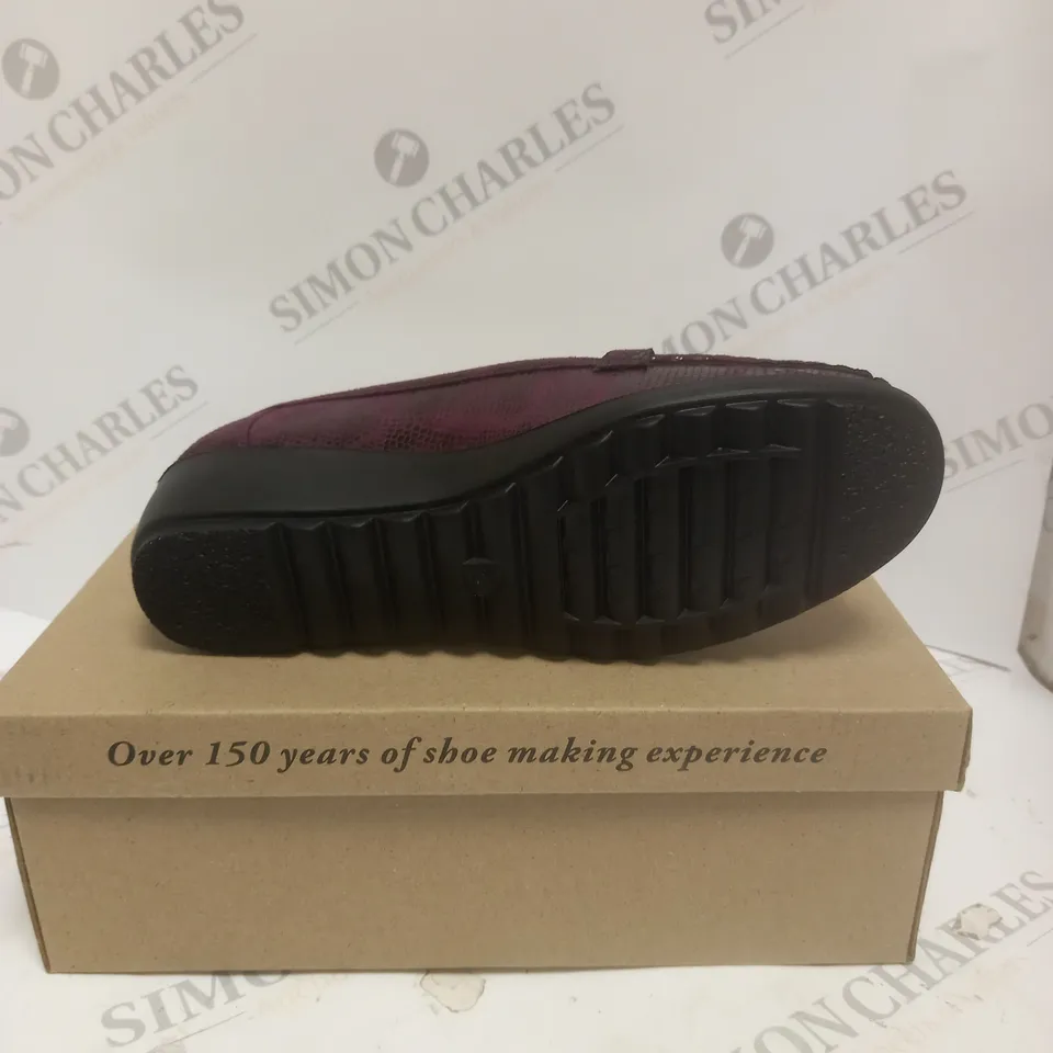 BOXED PAIR OF CUSHION WALK SLIP ON SHOES - SIZE 5 