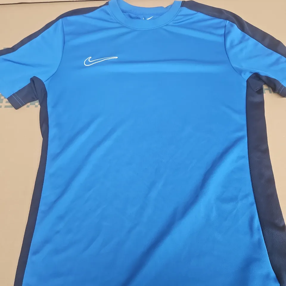 NIKE SPORTS T-SHIRT –  SMALL