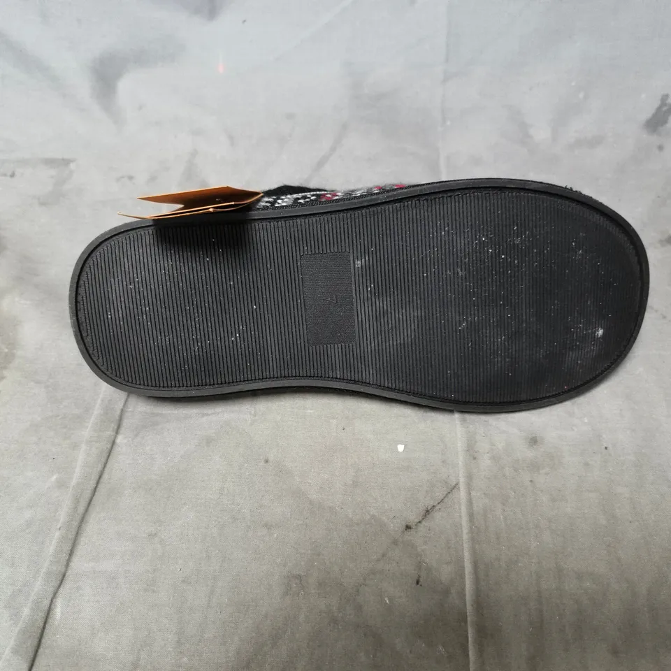 DUNLOP KNIT PATTERN SLIPPERS – BLACK/WHITE/RED UK SIZE 7