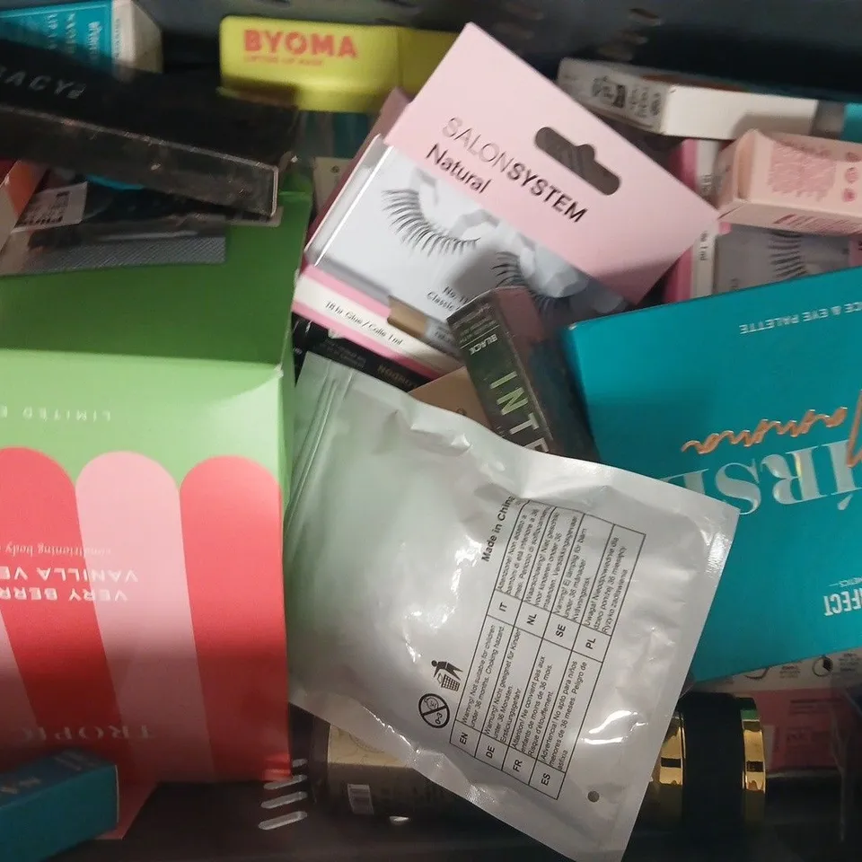 APPROXIMATELY 15 ASSORTED COSMETIC ITEMS INCLUDING VARIOUS MAKES AND BRANDS - COLLECTION ONLY