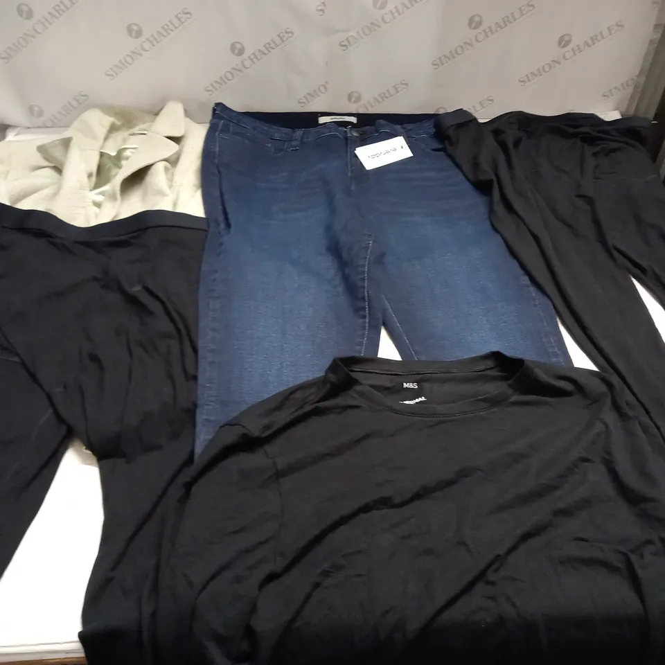 LARGE QUANTITY OF CLOTHING ITEMS TO INCLUDE DRESSES, SWEATERS, JEANS, T-SHIRTS, ETC