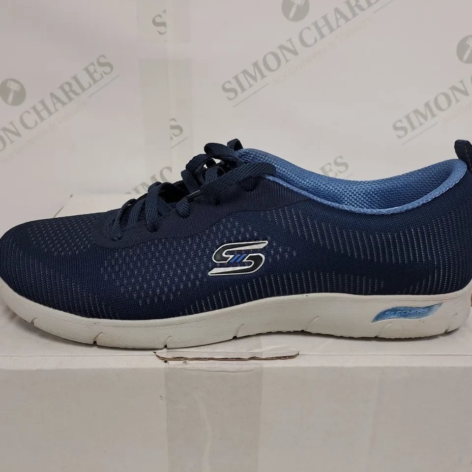 BOXED PAIR OF SKECHERS ARCH FIT TRAINERS IN NAVY SIZE 6.5