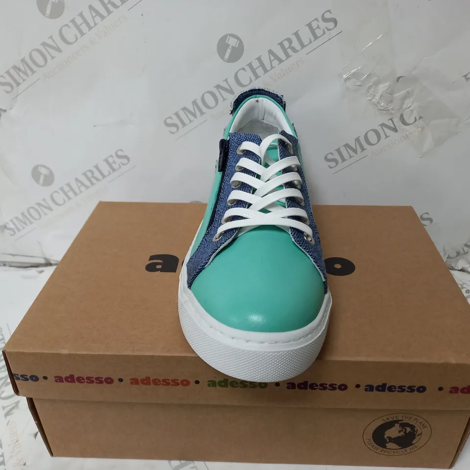 BOXED PAIR OF ADESSO FAYE ZIP TRAINERS IN BLUE/TURQUOISE - SIZE 7