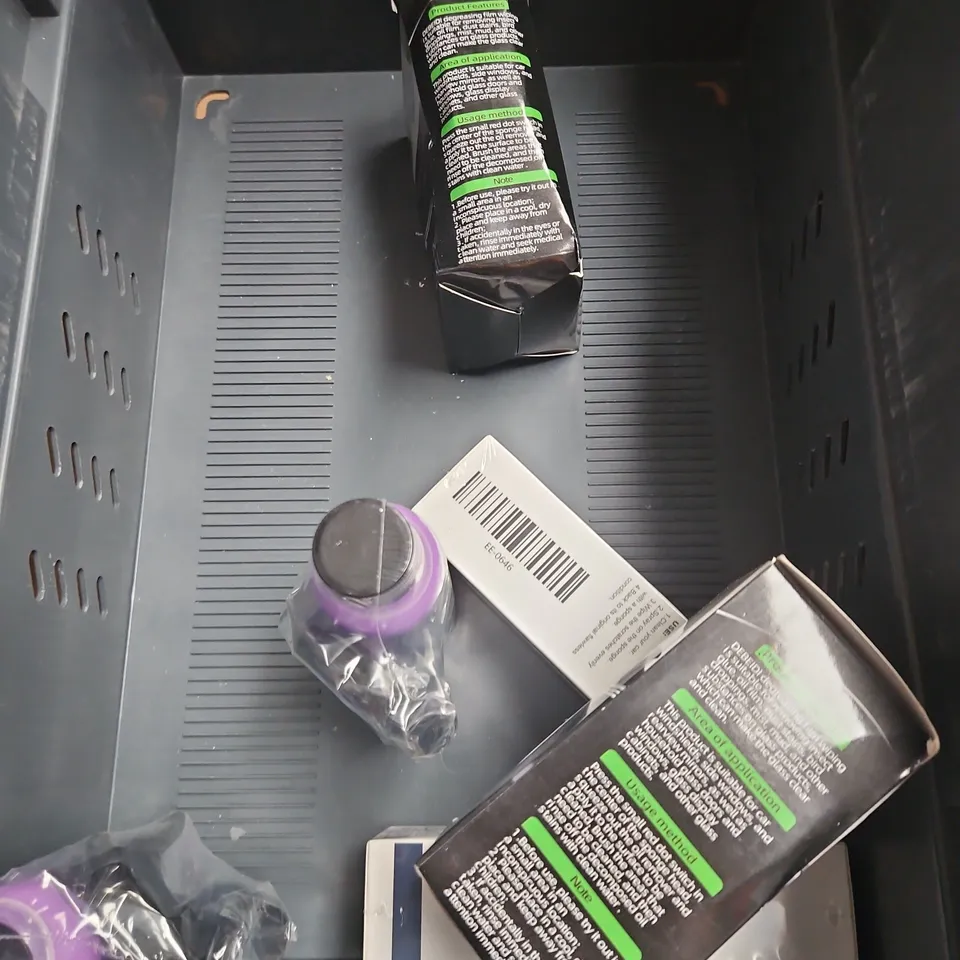TOTE OF APPROXIMATELY 10 ASSORTED CAR ITEMS TO INCLUDE MANNOL ENERGY PREMIUM, ASSORTED EZCARCARE CLEANERS, MOWEI TYRE BLACK COATING, ETC. - COLLECTION ONLY 