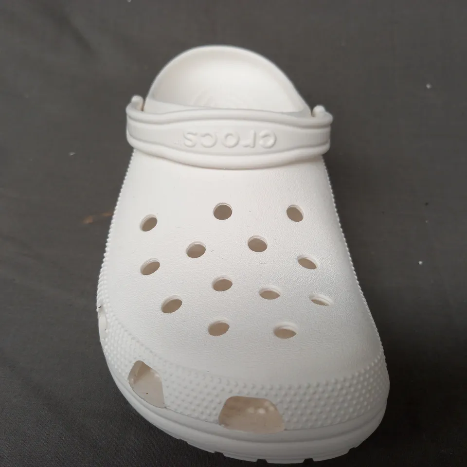 PAIR OF CROCS CLASSIC CLOGS IN WHITE UK SIZE M8/W9