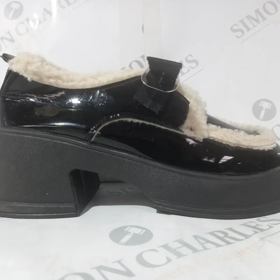 BOXED PAIR OF DESIGNER BLOCK HEEL FAUX FUR LINED SHOES IN BLACK EU SIZE 37