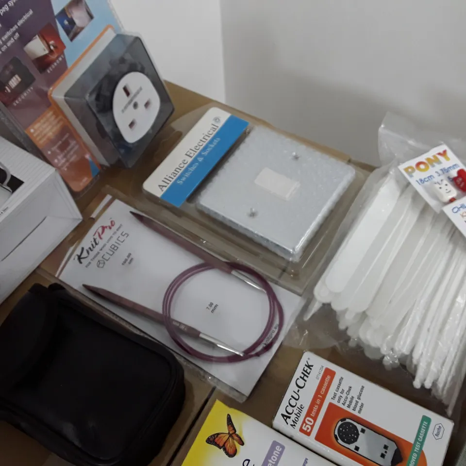 LOT OF ASSORTED HOUSEHOLD ITEMS TO INCLUDE TEALIGHT HOLDER, 7 DAY TIMER AND DECISION DICE