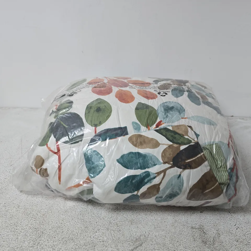 MULTI COLOURED LEAF DESIGN THROW